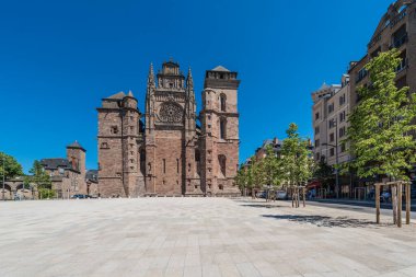 RODEZ, FRANCE - HAZİRAN 05 Haziran 2015: Fransa 'nın Midi Pirenes kentindeki Aveyron Bölümü' nde Kızıl Kum Taşı Rodez Katedrali (Katedrali Notre-Dame de Rodez)