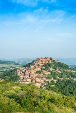 Cordes-sur-Ciel, Tarn, Midi Pyrenees, Güney Doğu açısından görüldüğü gibi Fransa, Albi yakınlarında bir köy.