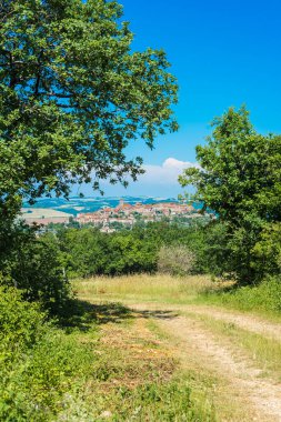 Cordes-sur-Ciel, Tarn, Midi Pyrenees, Güney Güney görüş açısından görüldüğü gibi Fransa, Albi yakınlarında bir köy.