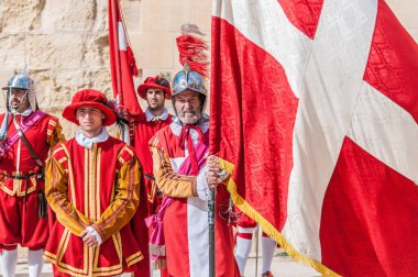 birgu - Kasım 04: 04 Kasım 2012 tarihinde fort ve onun garrison Order of st. john Şövalyeleri grand icra memuru tarafından muayene birgu, malta tasvir guardia canlandırma içinde.