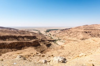 Chebika yalan Djebel el Negueb ve bu Dağları'nın eteklerinde Qasr el-Şems (