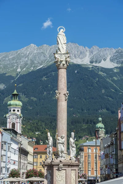 インスブルック オーストリア アン列 はマリア テレジア通りとその最も有名なランドマークの一つで聖母マリアの像 2013 日にインスブルック オーストリア — ストック写真