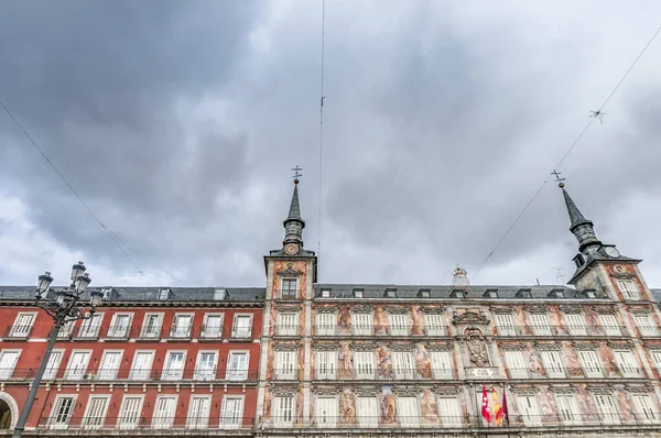 广场市长是在哈布斯堡时期建成的 是城市中的中心广场 周围有三层楼的住宅 在西班牙马德里的广场上有237阳台 — 图库照片