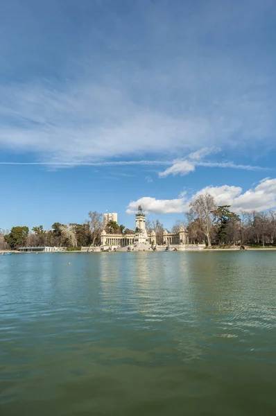 模擬海戦など スペイン マドリッドのブエンレティーロ公園の水生表示のための設定として役立った大池 Estanque レティーロ — ストック写真