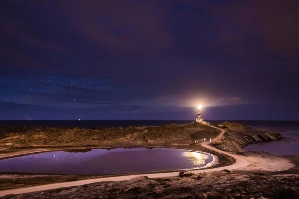 西班牙巴利阿里群岛东北海岸的法瓦里特灯塔日落 — 图库照片
