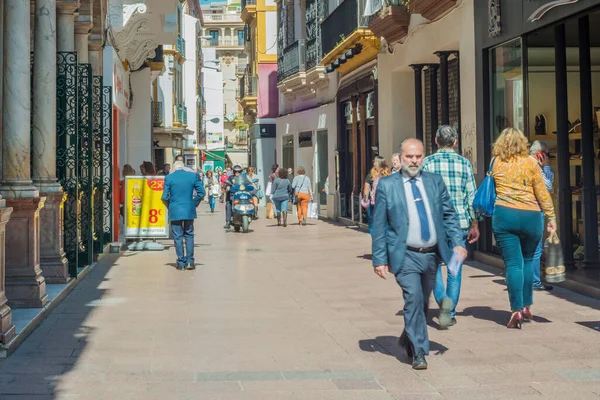 セビリア 2017 シエペス通りは セビリア アンダルシア スペインのスペインの都市の伝統的で忙しい商業通りです — ストック写真