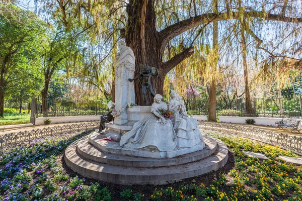 ベッカーのガゼボは マリアルイサ公園 セビリア アンダルシア スペインに位置しています これは ロマンチックな詩人グスタボアドルフォベッカーに捧げ白い大理石の記念碑です — ストック写真
