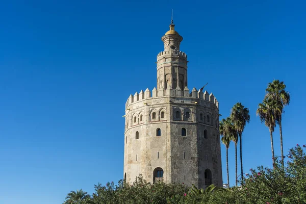 黄金塔 Torre Del Oro 塞维利亚 西班牙南部 由穆瓦希德王朝为了控制对塞维利亚瓜达尔基维尔河通过访问十二次军事瞭望台 — 图库照片