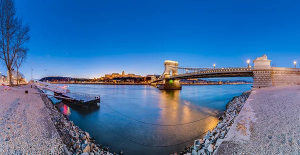 塞切尼链桥 塞切尼 Lanchid 一座横跨多瑙河和害虫之间的吊桥 匈牙利布达佩斯的西部和东部 — 图库照片