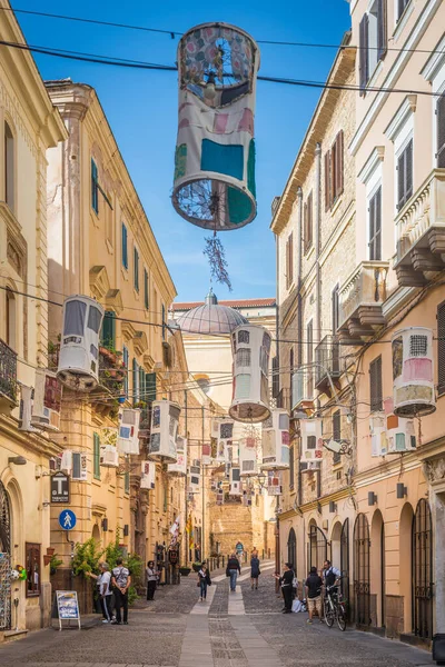 Alghero 2018年10月11日 イタリア サルデーニャ島サッサリ州アルゲロ市の商店街を歩く人々 — ストック写真