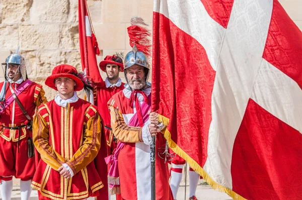 Birgu 2012 日に砦と聖ヨハネ騎士団勲章グランド廷吏によって駐屯隊の検査 Birgu マルタで描いたガーディア再制定で — ストック写真