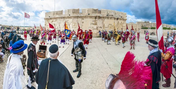 Birgu 2012 日に砦と聖ヨハネ騎士団勲章グランド廷吏によって駐屯隊の検査 Birgu マルタで描いたガーディア再制定で — ストック写真