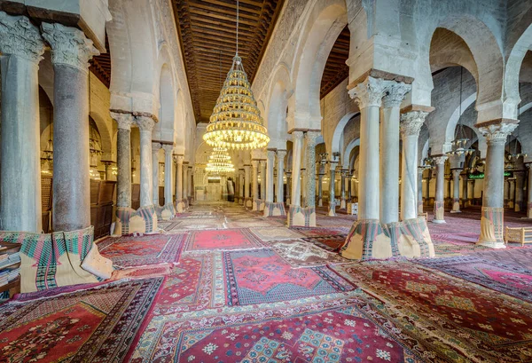 Kayravan, Tn - 16 Şubat 2017: Ulu Cami, olarak da bilinen Uqba Camii, Tunus, Unesco Dünya Mirası Kent Kayravan içinde yer alan en önemli camilerinden olan.