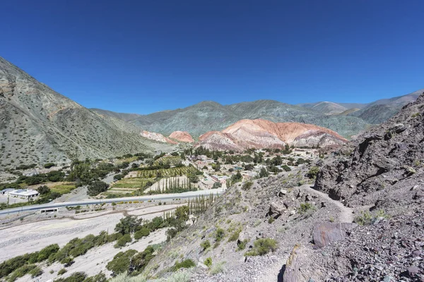 Cerro Los Siete Colores Der Hügel Der Sieben Farben Hinter lizenzfreie Stockfotos