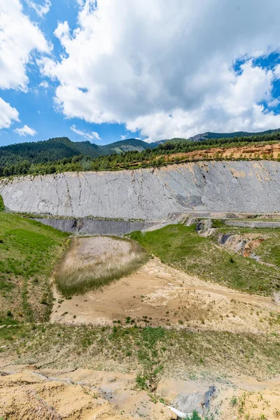 Los Depósitos Fumanya Una Granja Carbón Cielo Abierto Situada Base Imágenes de stock libres de derechos