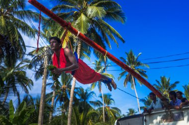 Unawatuna, Sri Lanka - Mar 04: Töreni giyinmiş katılımcılar kanca sokakta Murat gün Unawatuba yakın kutluyor delmiş. Alınan Mart tarihinde 04,2015, Unawatuna, Sri Lanka.