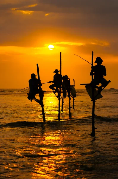 Siluetas de los pescadores tradicionales al atardecer — Foto de Stock