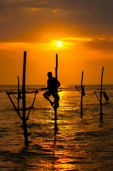 A hagyományos gólyalábú halászok sziluettjei naplementekor — Stock Fotó