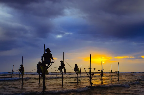 Siluetas de los pescadores tradicionales al atardecer — Foto de Stock