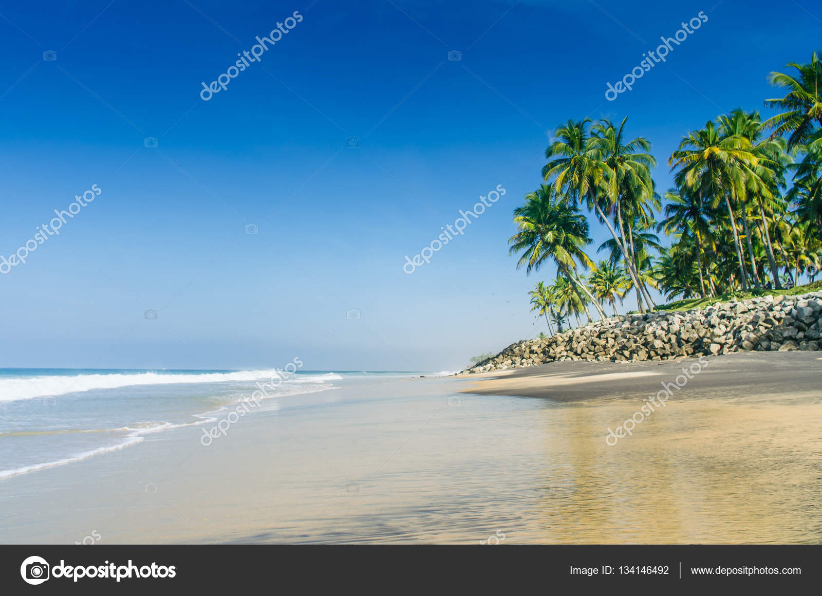 Wunderschöner tropischer Strand. Schwarzer Strand in ...