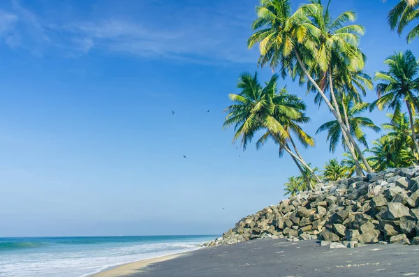 Beautiful tropical beach. Black beach in Varkala, India — Stock Photo, Image