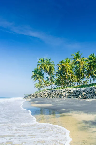 Bela praia tropical. Praia preta em Varkala, Índia — Fotografia de Stock
