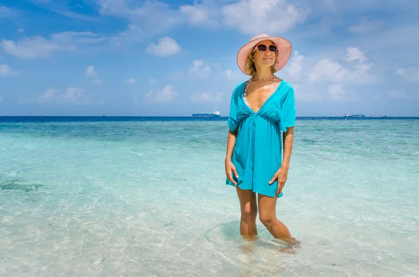 Ritratto di giovane bella donna con cappello sulla spiaggia — Foto Stock