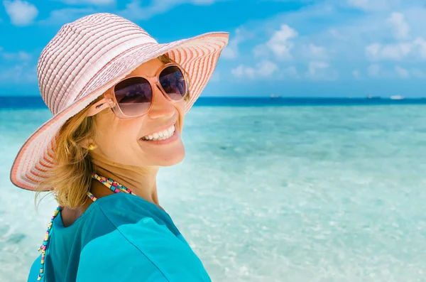 Retrato de mujer joven y bonita con sombrero en la playa —  Fotos de Stock