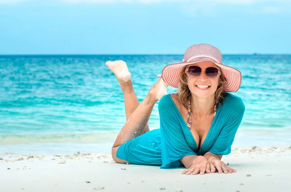 Unga vackra kvinnan avkopplande på en strand — Stockfoto