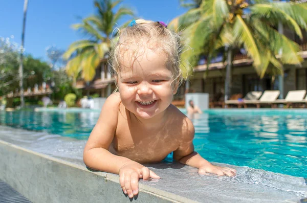 小さな女の子がプールで遊んで — ストック写真