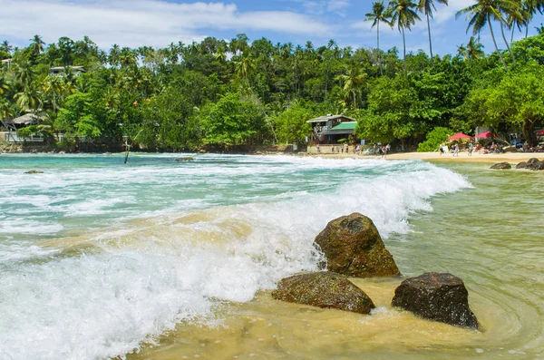 Tropická pláž Mirissa na Srí Lance — Stock fotografie