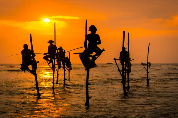 Silhouetten van de traditionele vissers — Stockfoto