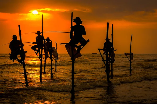 Silhouetten van de traditionele vissers — Stockfoto