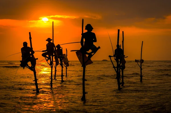 Silhuetas dos pescadores tradicionais — Fotografia de Stock