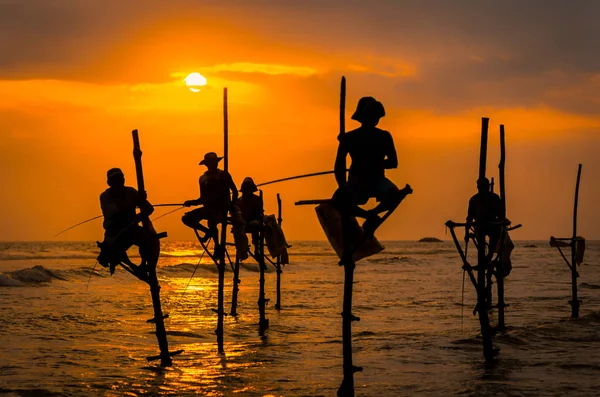 Silhouetten van de traditionele vissers — Stockfoto