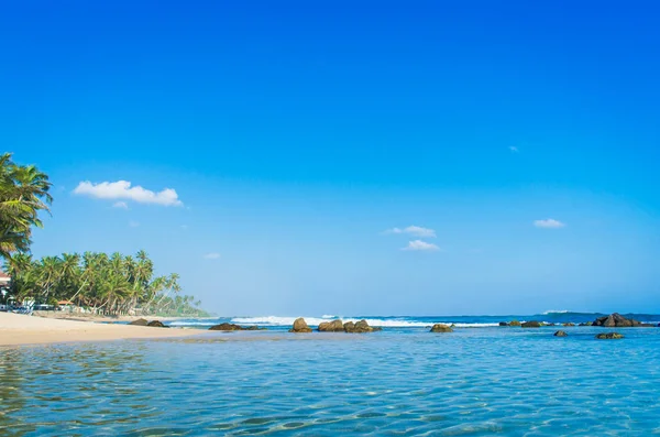 Tropical beach in Sri Lanka — Stock Photo, Image