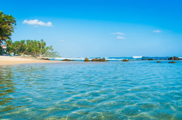 Tropikalnej plaży w sri lanka — Zdjęcie stockowe