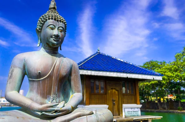Buddha staty i gangarama buddhistiska tempel, sri lanka — Stockfoto