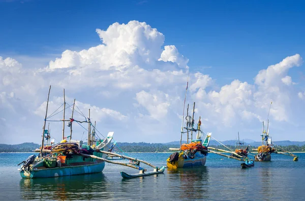 Geleneksel Sri Lanka balıkçı tekneleri — Stok fotoğraf