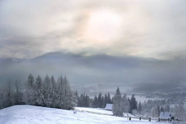 Pembe gökyüzü karşı karlı dağ — Stok fotoğraf