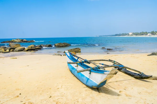 Bateau de pêche sur une plage — Photo