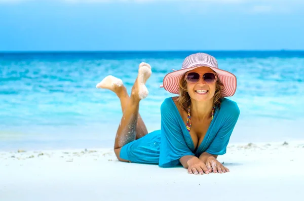 Young beautiful woman relaxing on — Stock Photo, Image