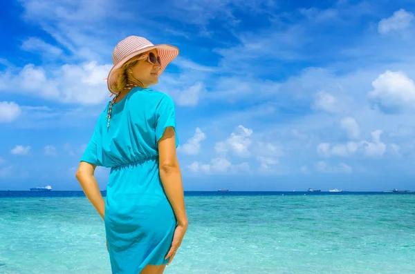 Junge schöne Frau entspannt sich auf — Stockfoto