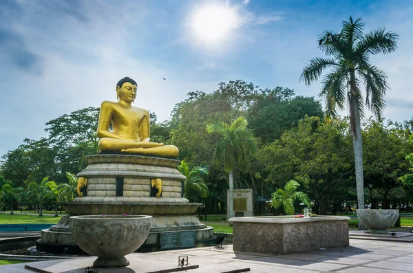 Golden buddha pomnik centrum Colombo, stolicy Sri Lanki — Zdjęcie stockowe
