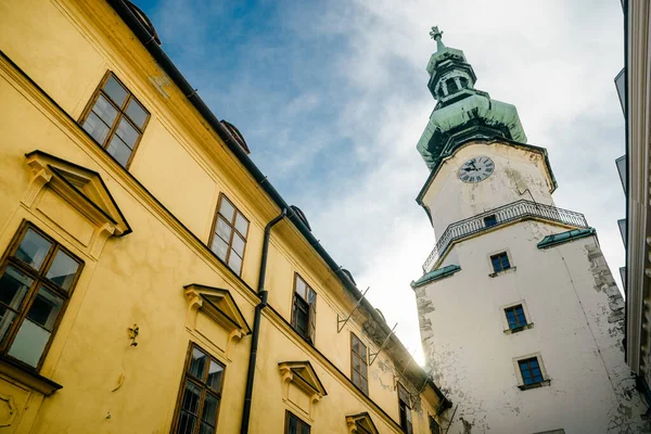 Kilátás Középkori Szent Mihály Kapu Toronyra Pozsonyban Óvárosi Nevezetesség — Stock Fotó