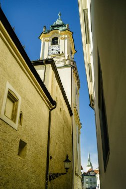 Bratislava 'da küçük bir sokaktan Eski Belediye Binası' nın manzarası