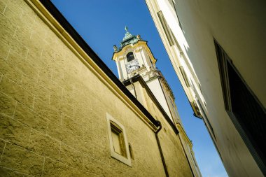 Bratislava 'da küçük bir sokaktan Eski Belediye Binası' nın manzarası