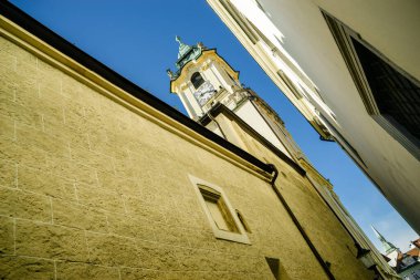 Bratislava 'da küçük bir sokaktan Eski Belediye Binası' nın manzarası