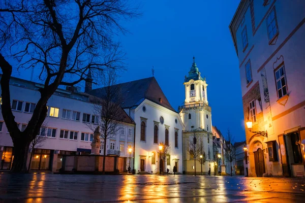 Hermosa Colorida Foto Nocturna Plaza Principal Casco Antiguo Bratislava — Foto de Stock
