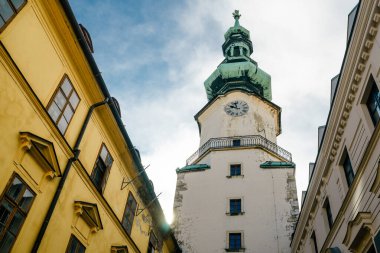 Bratislava 'daki Ortaçağ Aziz Michael Kapı Kulesi manzarası. Eski şehrin simgesi 